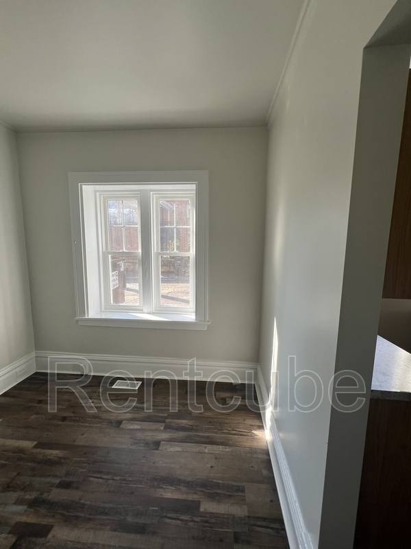 Apartment for rent at 247 W 11th St #8, Dubuque, IA 52001