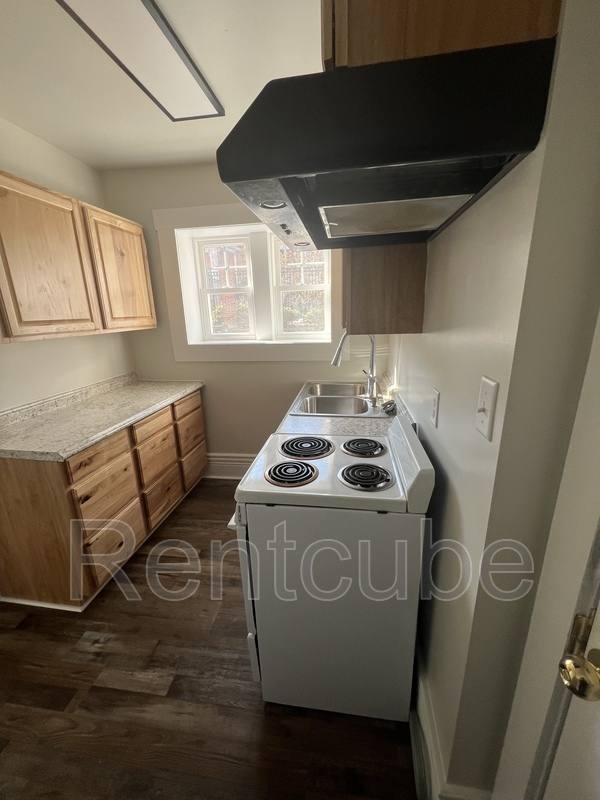 Apartment for rent at 247 W 11th St #8, Dubuque, IA 52001