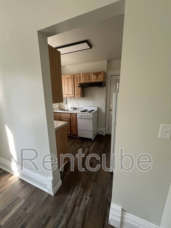Apartment for rent at 247 W 11th St #8, Dubuque, IA 52001