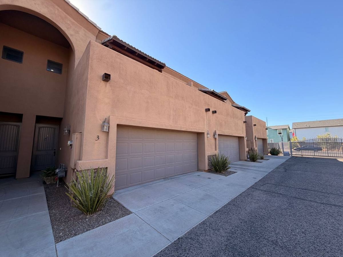 Townhouse for rent at 897 E Roma Ave, Phoenix, AZ 85014