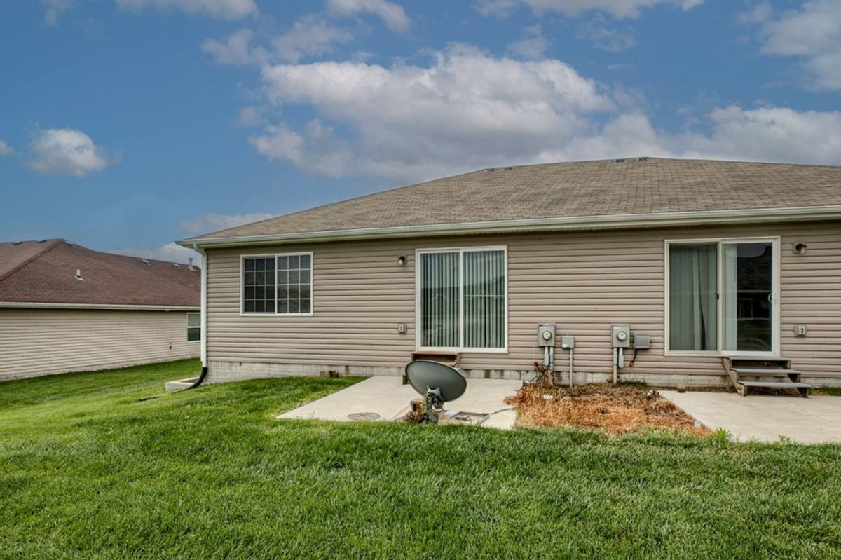 Apartment for rent at 2630-34 W Timberlake Dr, Lincoln, NE 68522