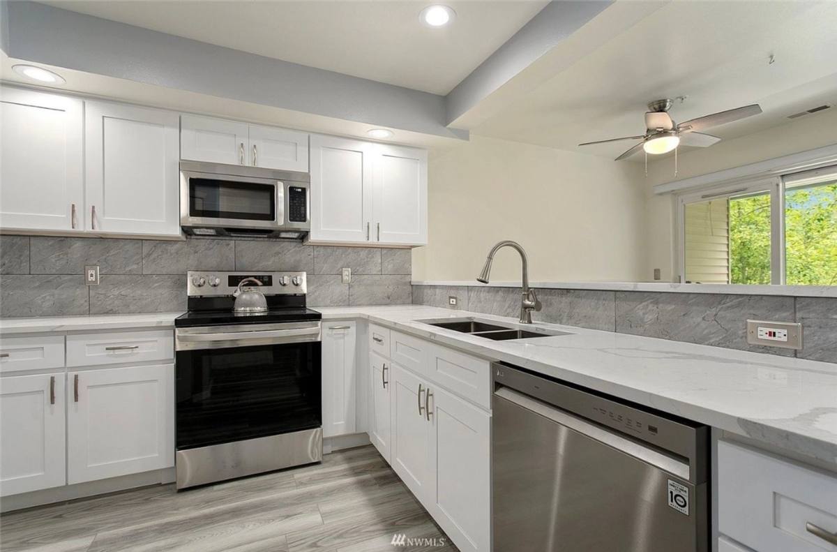 Townhouse for rent at 1926 S 368th Place, Federal Way, WA 98003