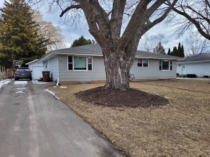 Apartment for rent at 917-919 Meadowview Dr #919, Menasha, WI 54952