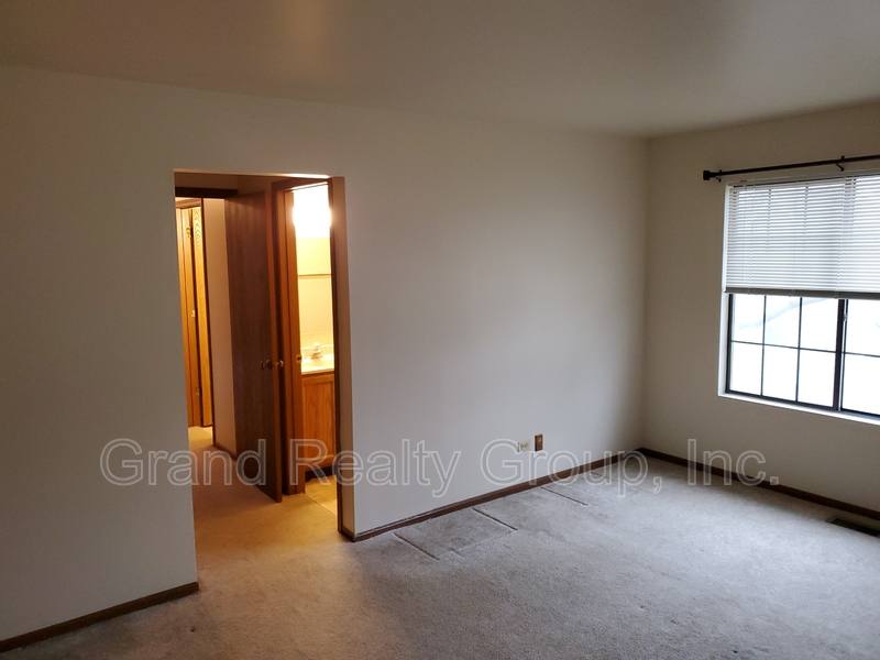 House for rent at 573 Anita Ave #2N, Antioch, IL 60002