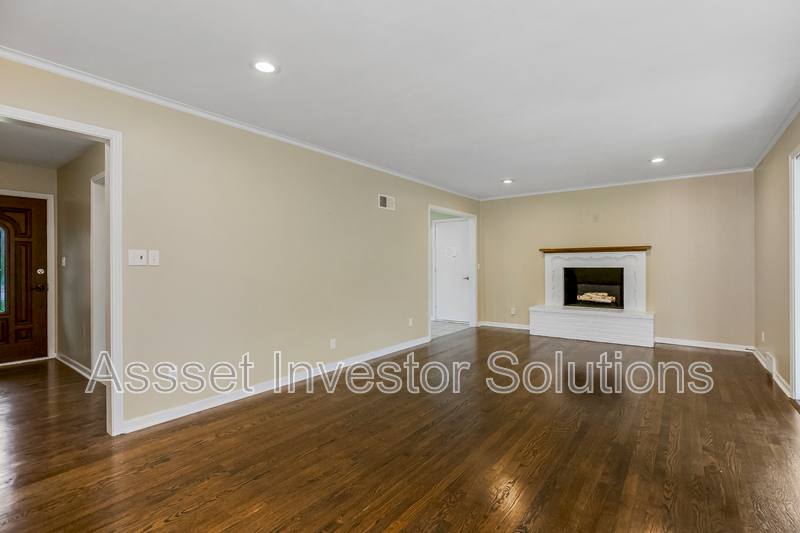 House for rent at 8400 State Line Rd, Leawood, KS 66206