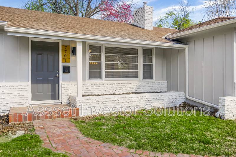 House for rent at 7701 Mohawk Dr, Prairie Village, KS 66208