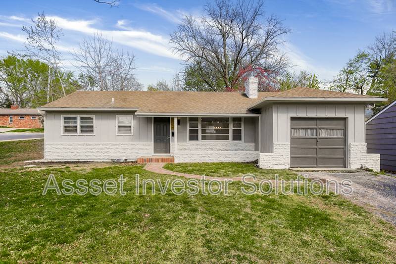 House for rent at 7701 Mohawk Dr, Prairie Village, KS 66208