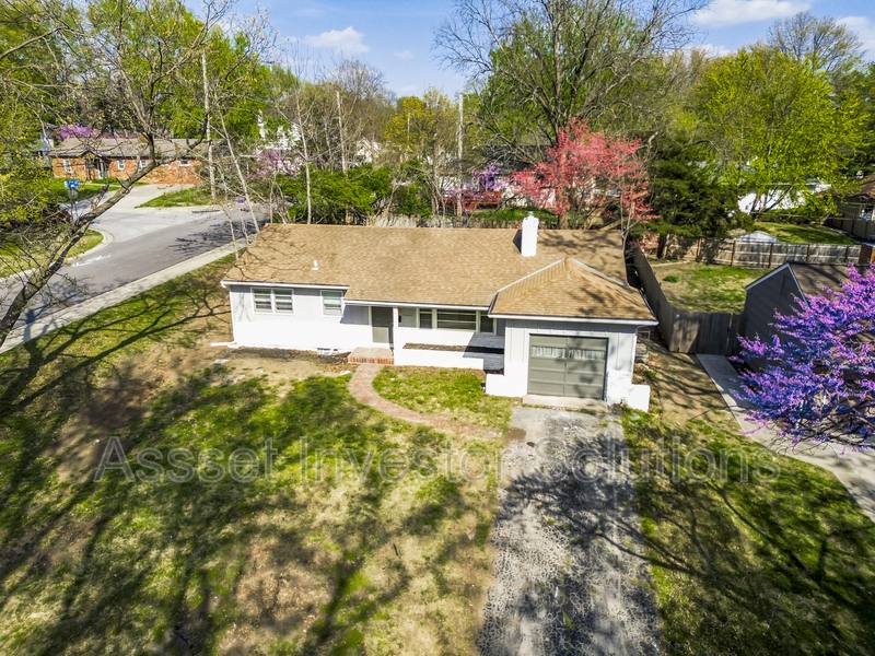 House for rent at 7701 Mohawk Dr, Prairie Village, KS 66208
