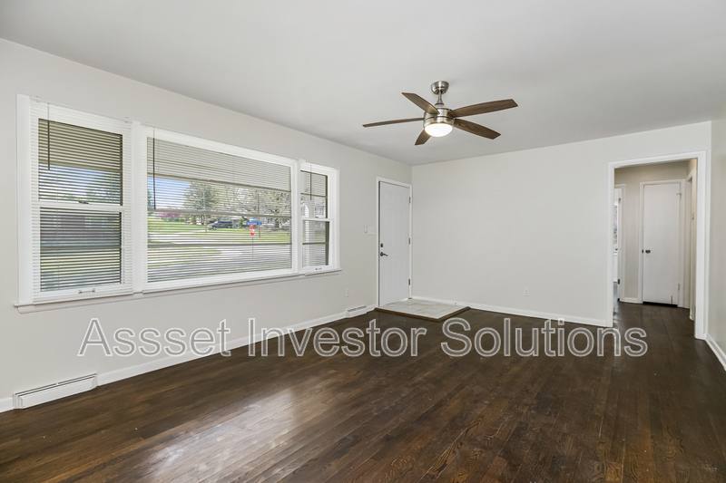House for rent at 7701 Mohawk Dr, Prairie Village, KS 66208