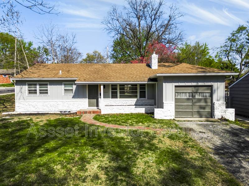House for rent at 7701 Mohawk Dr, Prairie Village, KS 66208