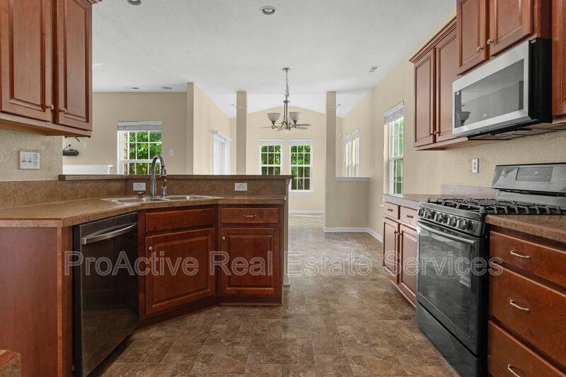 House for rent at 729 Creekwood Dr, Chesapeake, VA 23323