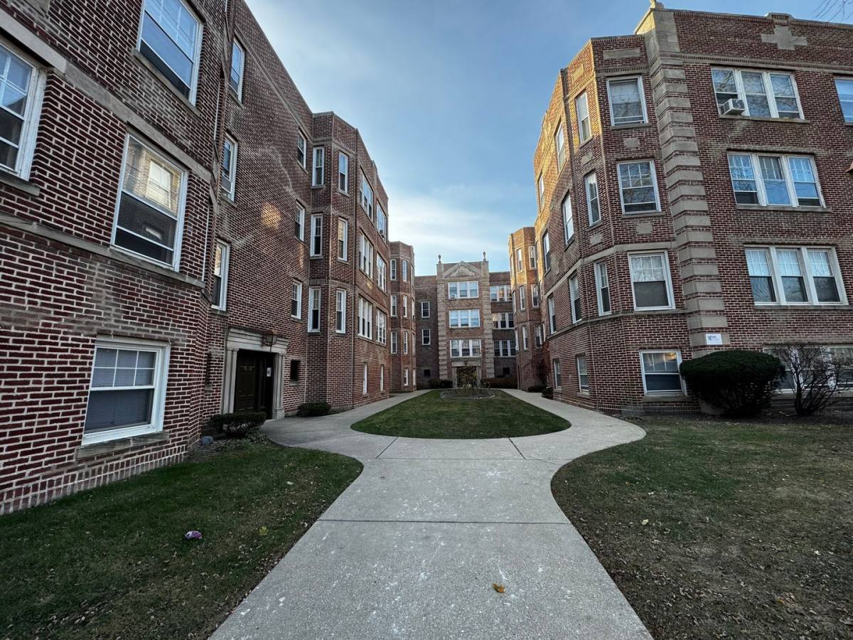 Apartment for rent at 7014-22 N Sheridan Rd, Chicago, IL 60626