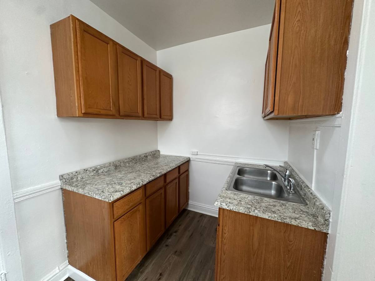 Apartment for rent at 7014-22 N Sheridan Rd, Chicago, IL 60626