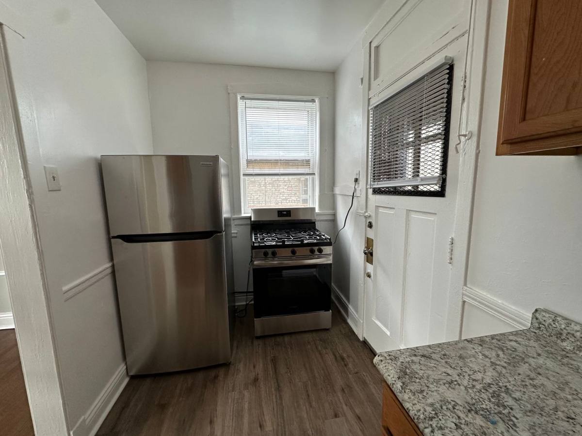 Apartment for rent at 7014-22 N Sheridan Rd, Chicago, IL 60626
