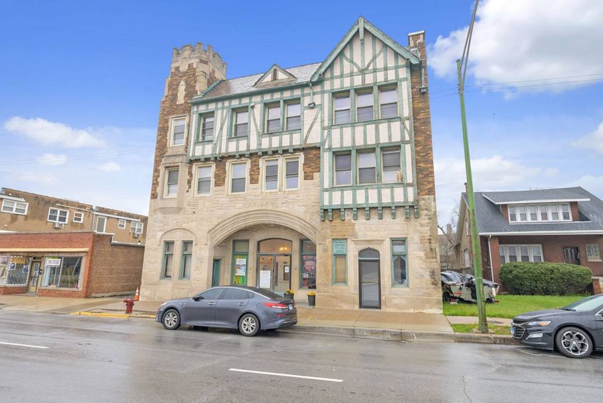 Apartment for rent at 2324 W 111th St, Chicago, IL 60643