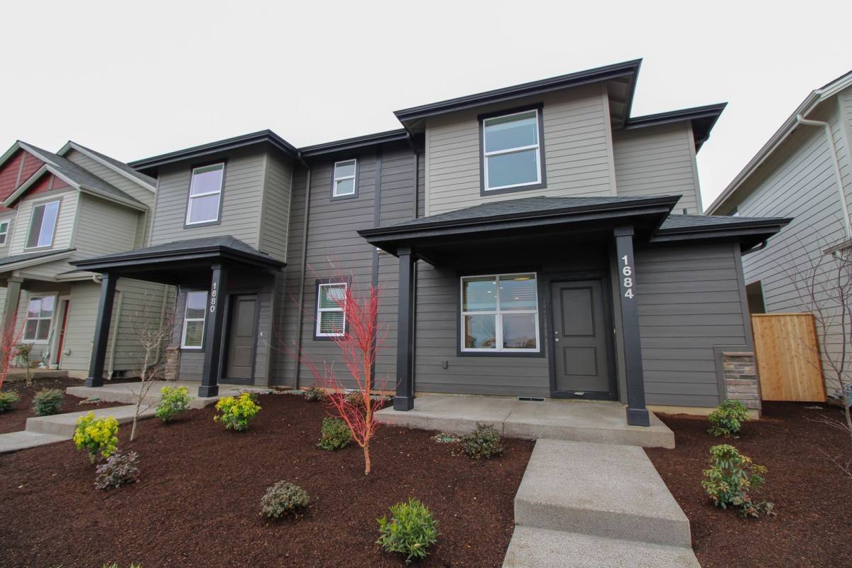 Townhouse for rent at 1684 SE Barberry Ave, Dallas, OR 97338