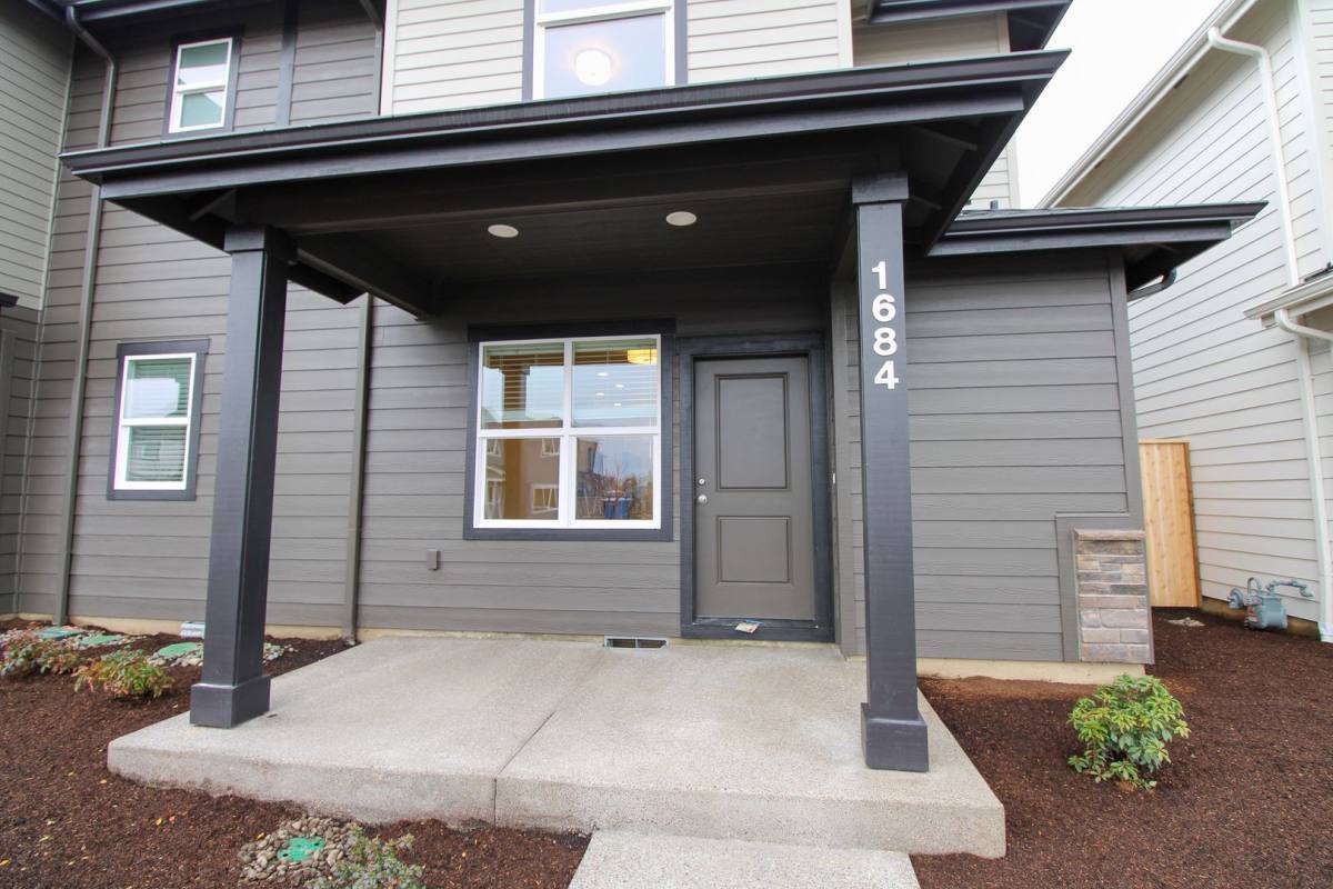 Townhouse for rent at 1684 SE Barberry Ave, Dallas, OR 97338