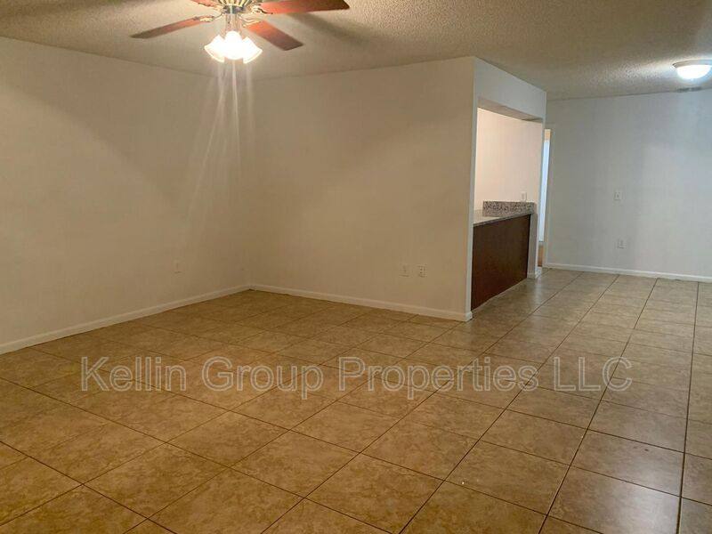 Apartment for rent at 858 Fox Lake Dr, Lakeland, FL 33809