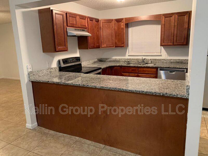 Apartment for rent at 858 Fox Lake Dr, Lakeland, FL 33809