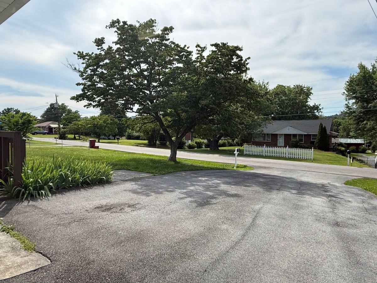 House for rent at 607 Ridgeview Dr, Johnson City, TN 37604