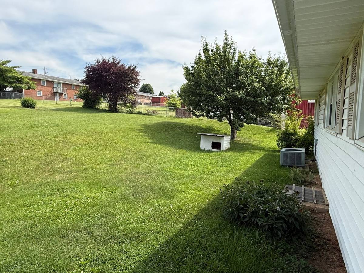 House for rent at 607 Ridgeview Dr, Johnson City, TN 37604