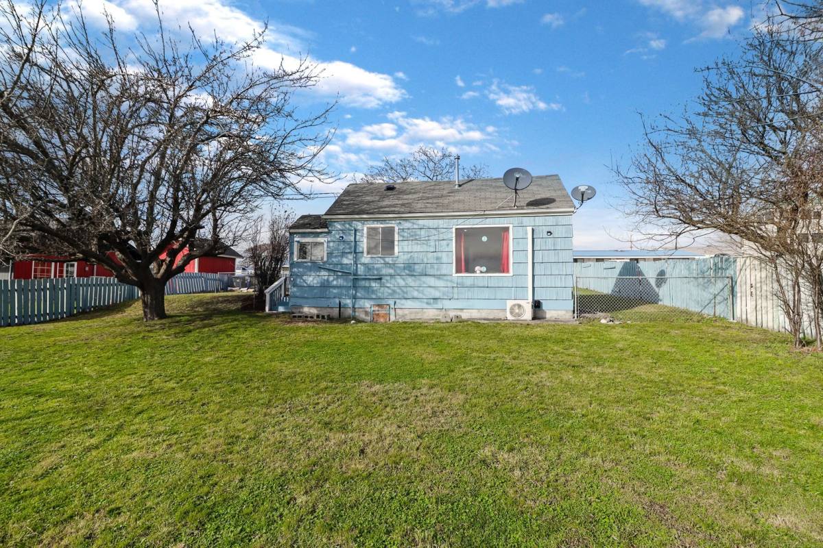 House for rent at 635 SE Fidalgo Ave, Oak Harbor, WA 98277
