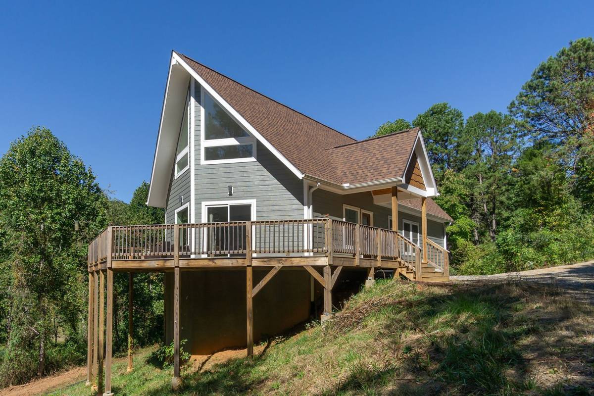 House for rent at 27 M L Reagan Dr, Candler, NC 28715