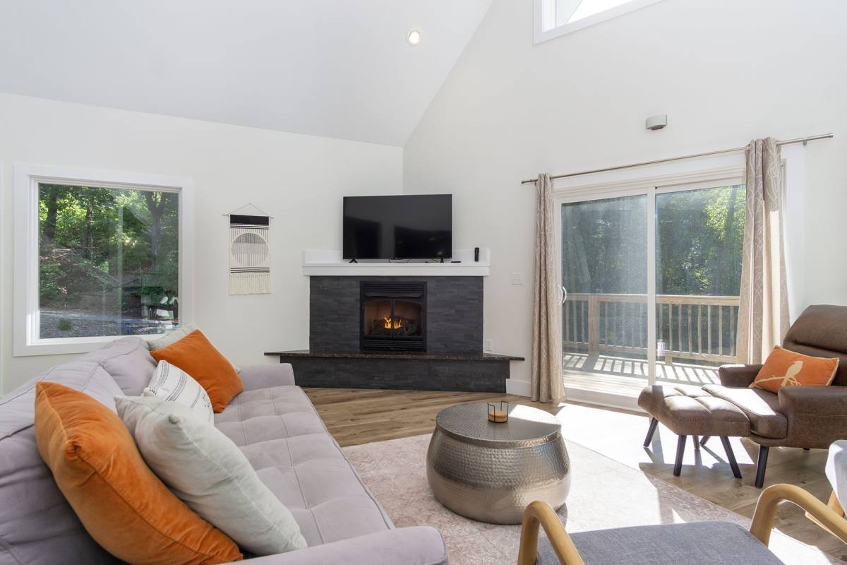 House for rent at 27 M L Reagan Dr, Candler, NC 28715