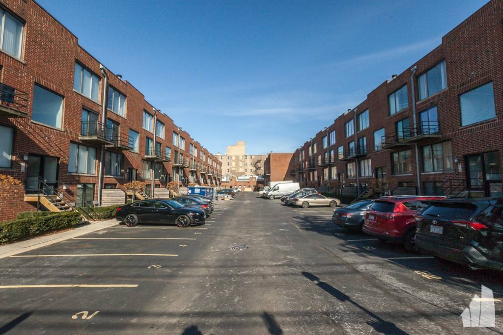 Apartment for rent at 944 W Grace, Chicago, IL 60613