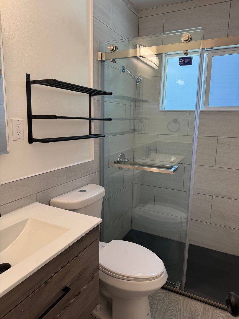 Apartment for rent at 14937 Saticoy St, Van Nuys, CA 91405