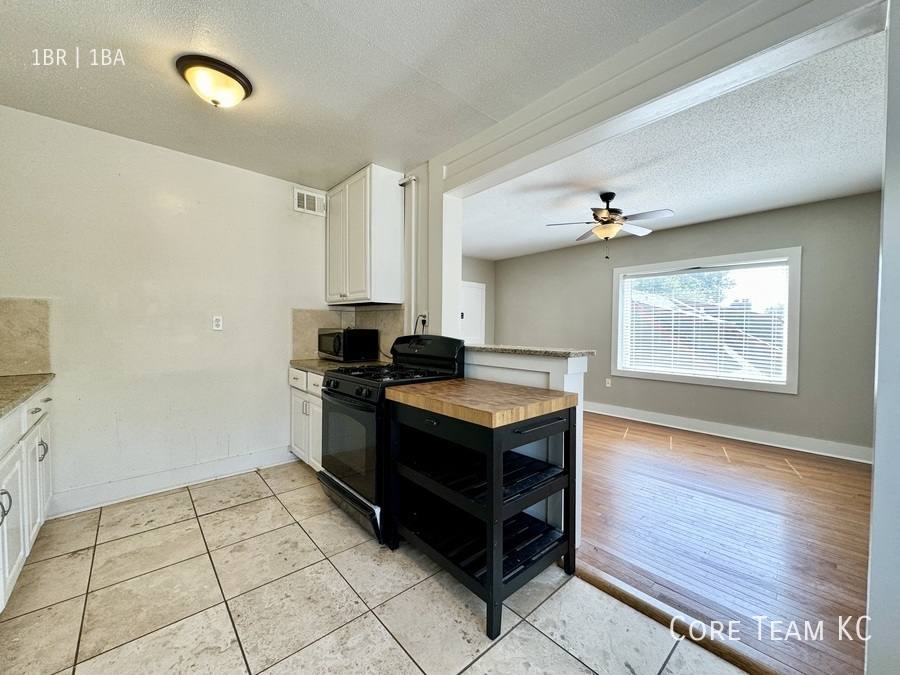 Apartment for rent at 4328 Roanoke Parkway #306, Kansas City, MO 64111