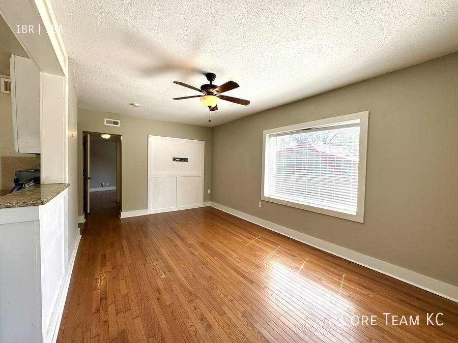 Apartment for rent at 4328 Roanoke Parkway #306, Kansas City, MO 64111