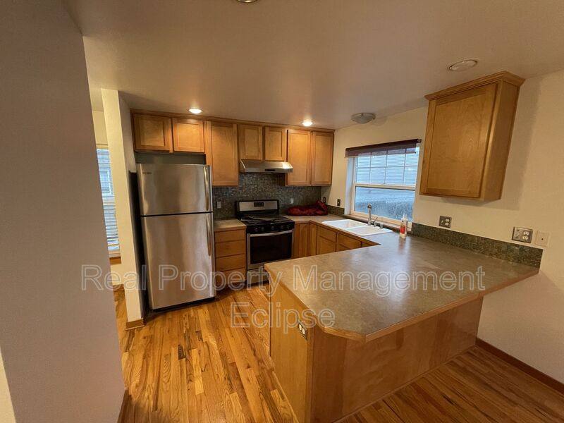 Townhouse for rent at 9101 23rd Ave NE #B, Seattle, WA 98115