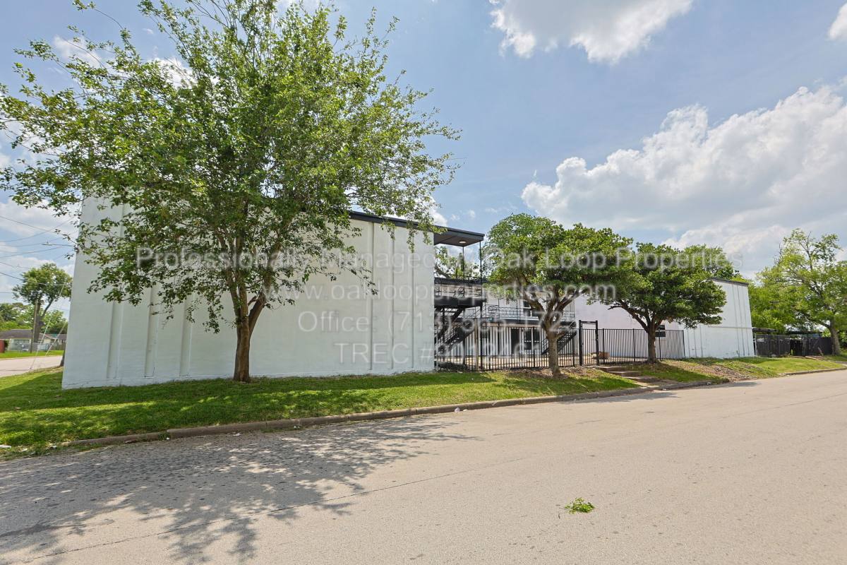 Apartment for rent at 6840 Fairway Dr, Houston, TX 77087