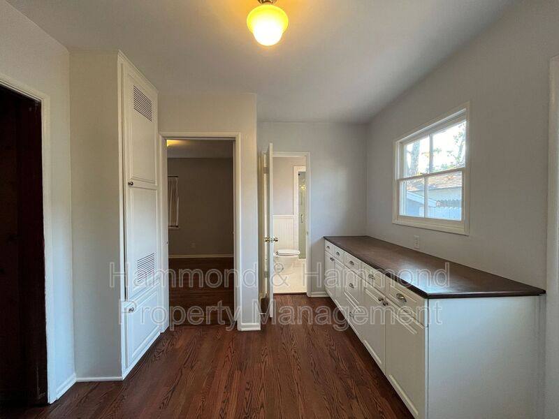 House for rent at 22607 Collins St, Woodland Hills, CA 91367