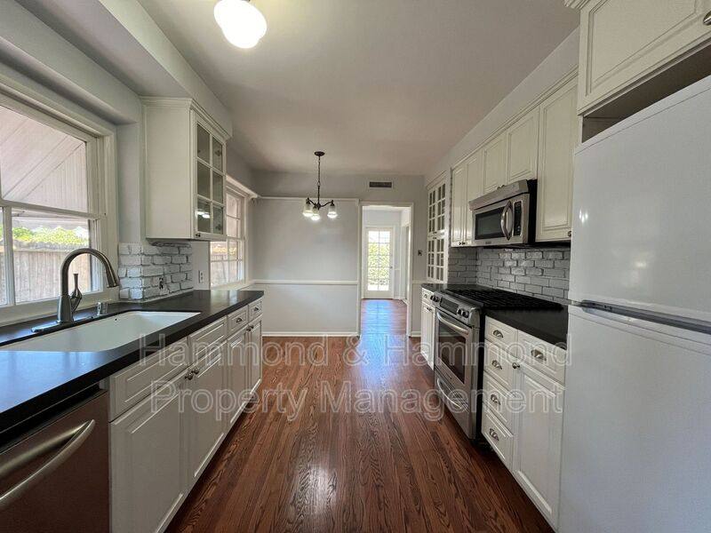 House for rent at 22607 Collins St, Woodland Hills, CA 91367