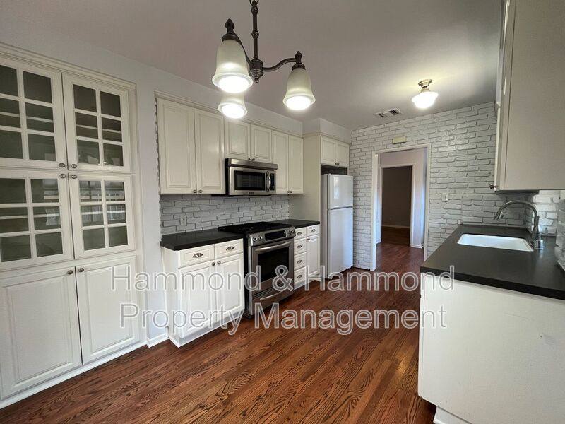 House for rent at 22607 Collins St, Woodland Hills, CA 91367