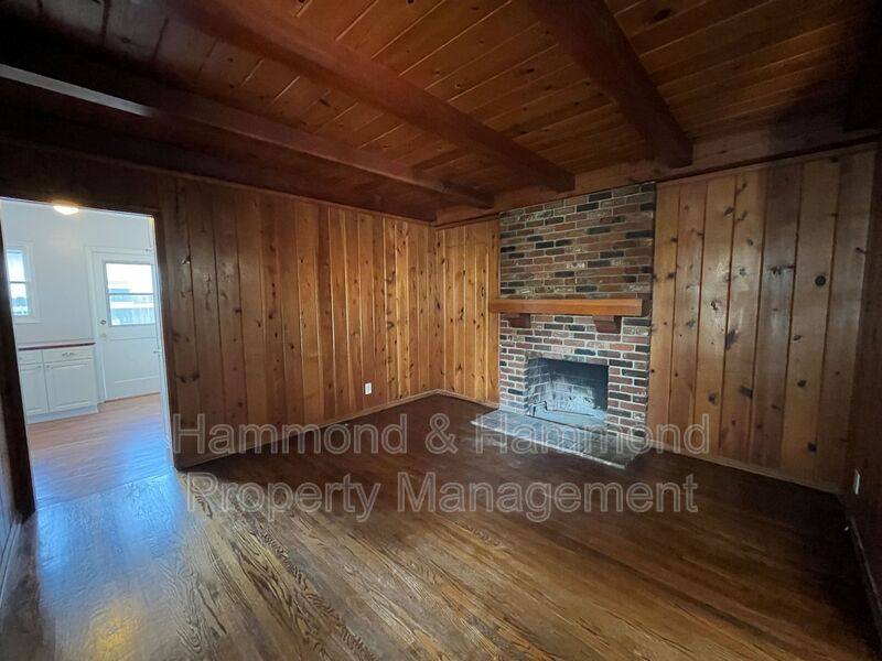 House for rent at 22607 Collins St, Woodland Hills, CA 91367