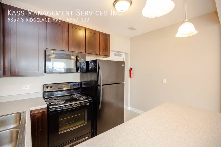 Apartment for rent at 6857 S Ridgeland Ave, Chicago, IL 60649