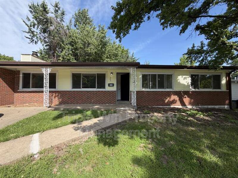 House for rent at 945 Paddock Dr, Florissant, MO 63033