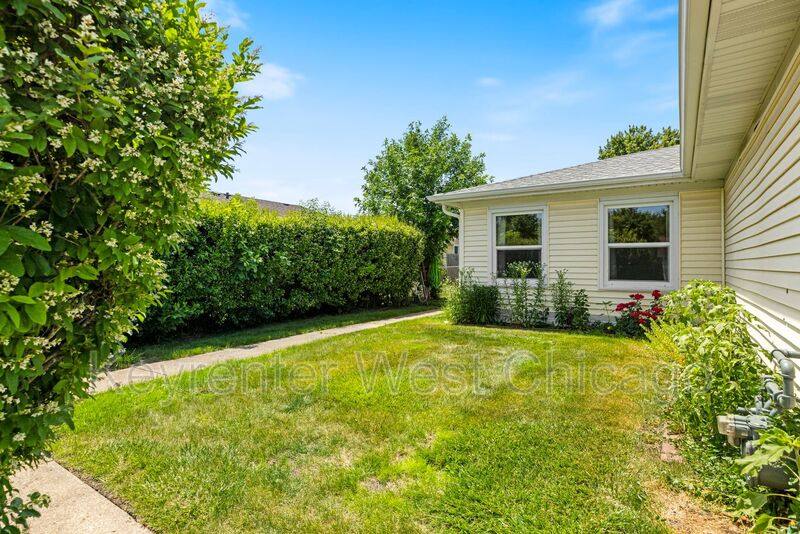 Townhouse for rent at 1756 Gilberto St, Glendale Heights, IL 60139
