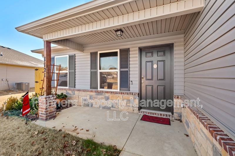 House for rent at 1121 E Sparrow Circle, Fayetteville, AR 72701