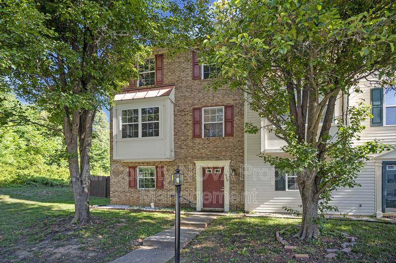 Townhouse for rent at 610 Kensington Dr, Fredericksburg, VA 22405
