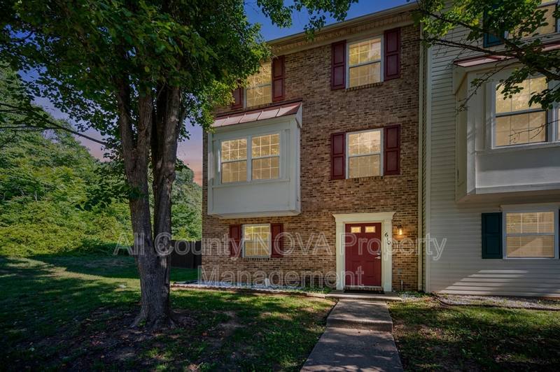 Townhouse for rent at 610 Kensington Dr, Fredericksburg, VA 22405