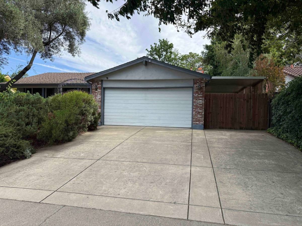 House for rent at 153 Waterglen Circle, Sacramento, CA 95826