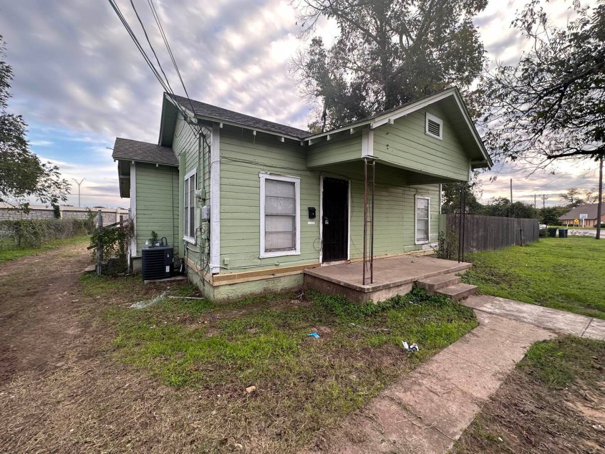 House for rent at 1221 Taylor St, Waco, TX 76704