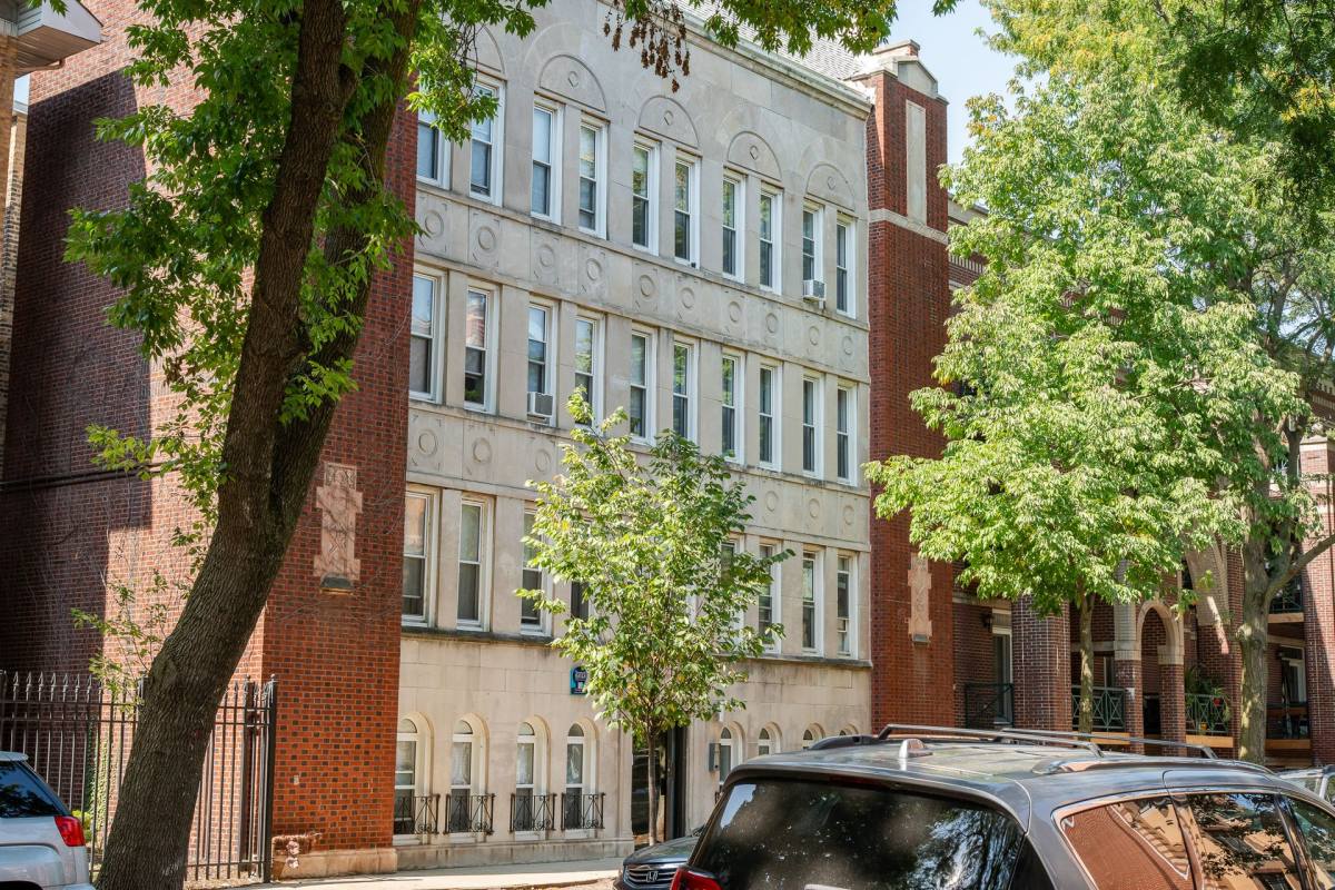 Apartment for rent at 4070 N Kenmore Ave, Chicago, IL 60613