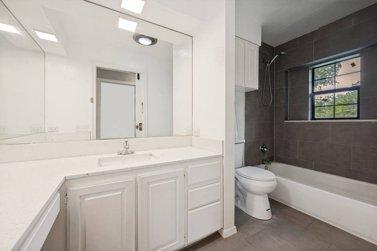 House for rent at 315 E 15th St, Irving, TX 75060