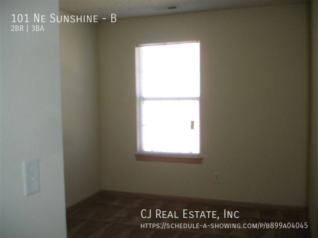 Townhouse for rent at 101 NE Sunshine #B, Oak Grove, MO 64075