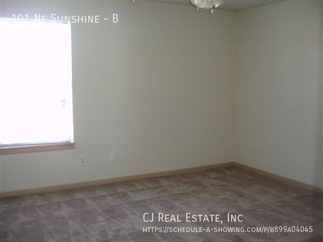 Townhouse for rent at 101 NE Sunshine #B, Oak Grove, MO 64075